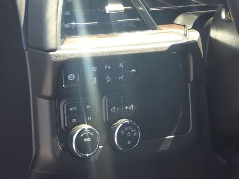 Used 2025 Chevrolet Suburban Z71 AWD/4WD image 17