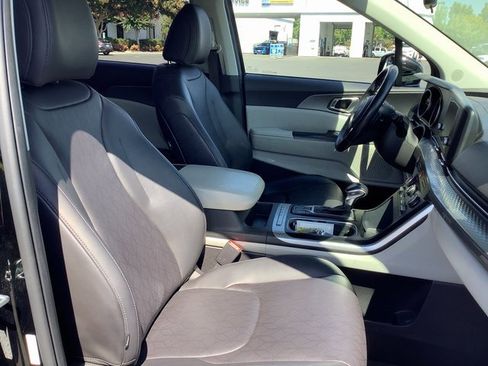 Used 2022 Kia Carnival LX image 37