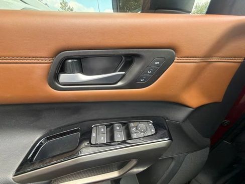 Used 2025 Nissan Pathfinder Platinum w/ Black Appearance Package FWD image 20
