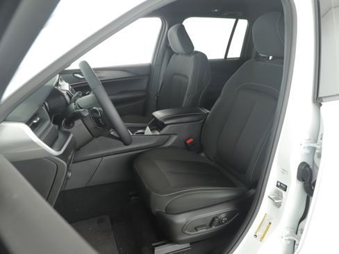 Certified 2024 Jeep Grand Cherokee Laredo w/ Luxury Tech Group I image 19