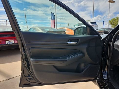 Used 2024 Nissan Altima 2.5 SV FWD image 12