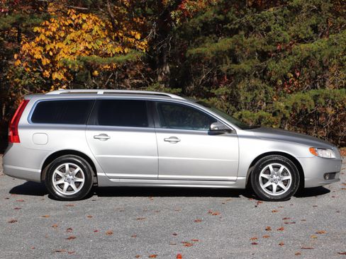Used 2010 Volvo V70 image 2