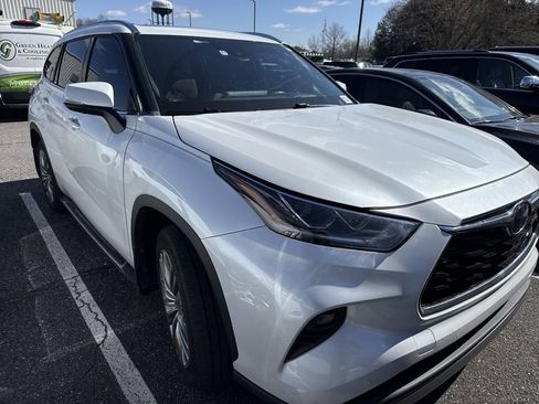 Used 2022 Toyota Highlander Platinum image 2