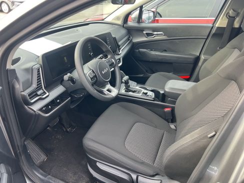 Used 2025 Kia Sportage LX image 5