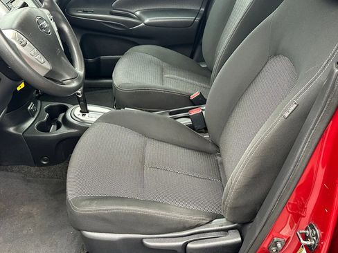 Used 2019 Nissan Versa SV image 9