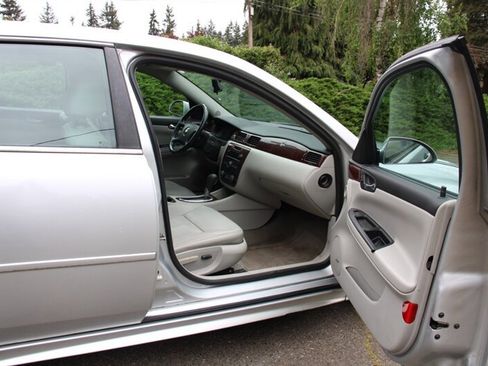 Used 2010 Chevrolet Impala LT w/ Luxury Edition Package FWD image 14