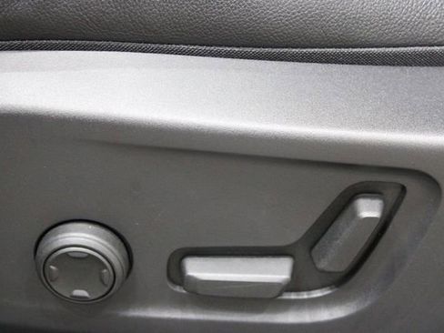 Used 2025 Volvo XC40 B5 Plus image 21