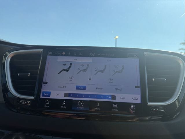 Used 2023 Chrysler Pacifica Touring-L FWD image 32