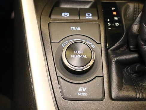 Used 2021 Toyota RAV4 LE image 26