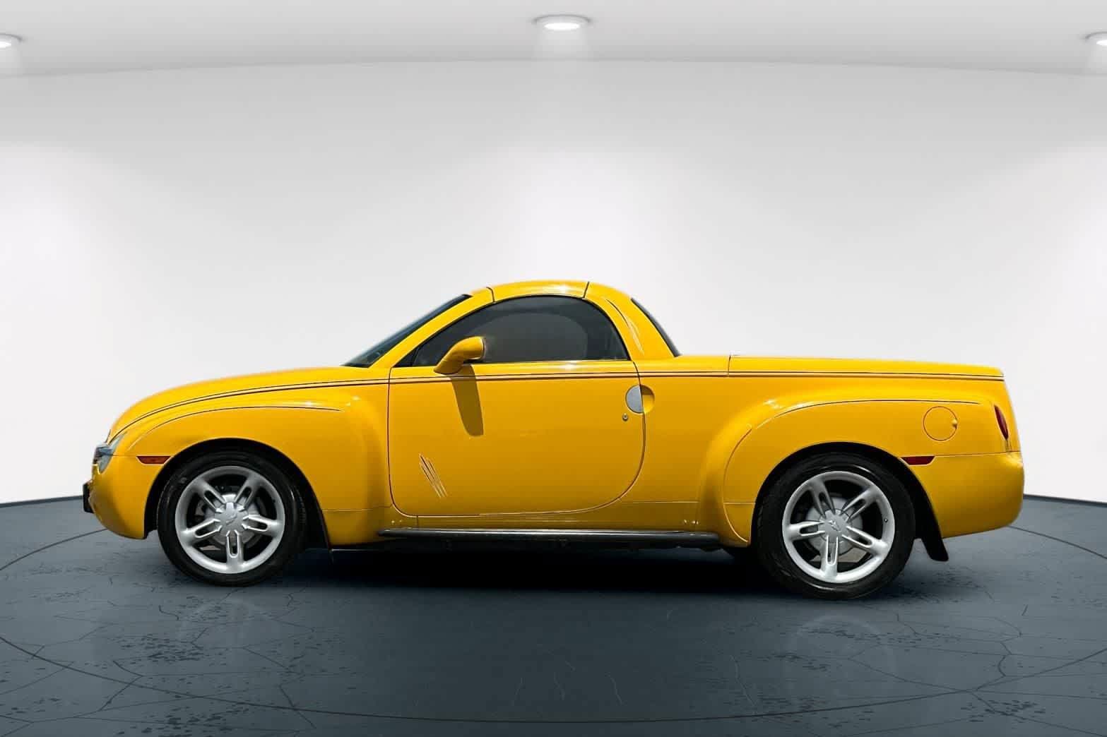 Used 2004 Chevrolet SSR w/ Preferred Equipment Group RWD image 8