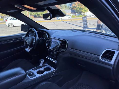 Used 2019 Jeep Grand Cherokee SRT image 21