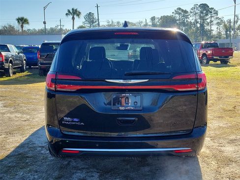 Used 2023 Chrysler Pacifica Touring-L image 8