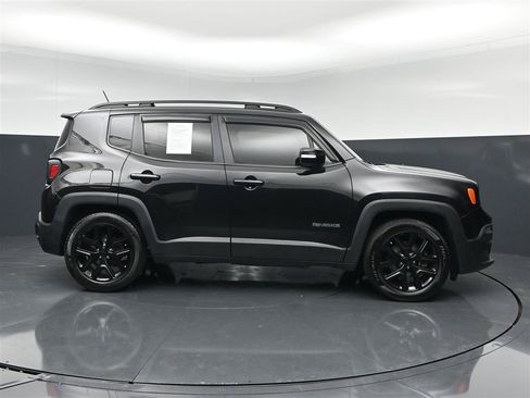 Used 2017 Jeep Renegade Altitude FWD image 4