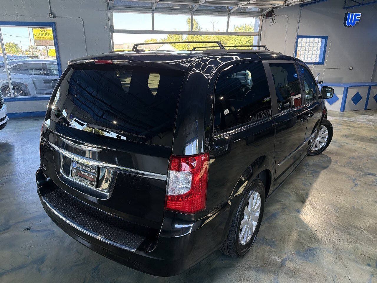 Used 2016 Chrysler Town & Country Touring FWD image 2