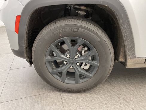 New 2025 Jeep Grand Cherokee Altitude image 8