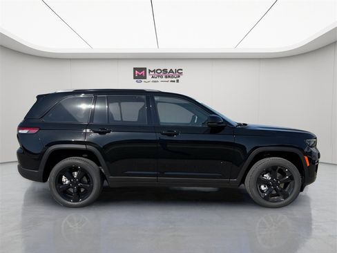 New 2025 Jeep Grand Cherokee Limited w/ Luxury Tech Group II image 8