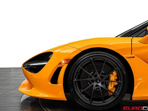 Used 2026 McLaren 750S Spider RWD image 17
