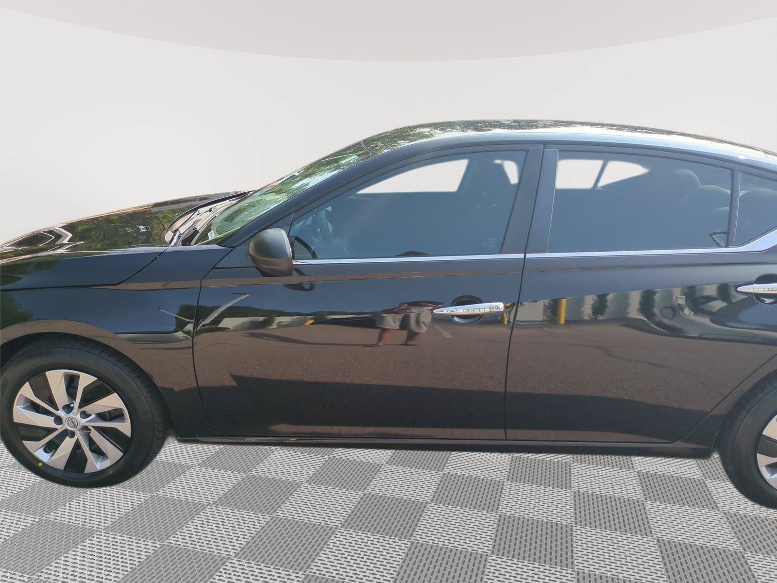 Used 2024 Nissan Altima 2.5 S FWD image 17