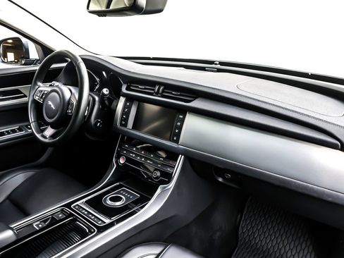 Used 2017 Jaguar XF Premium image 16