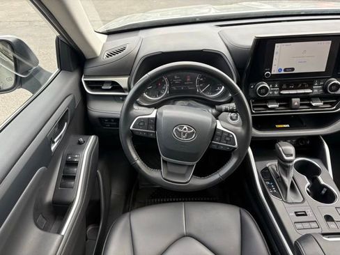 Used 2023 Toyota Highlander XLE AWD/4WD image 22