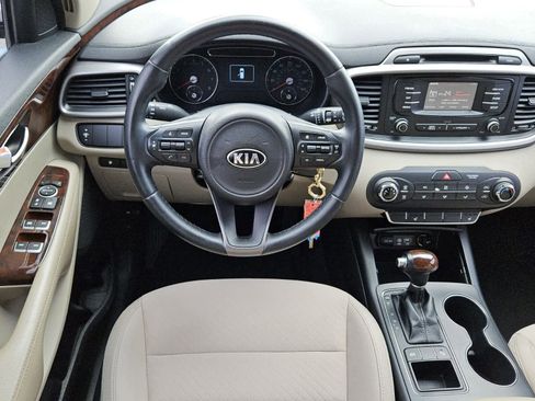 Used 2016 Kia Sorento LX w/ LX Convenience Package image 5
