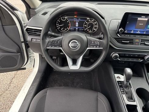 Used 2025 Nissan Altima 2.5 SV image 14