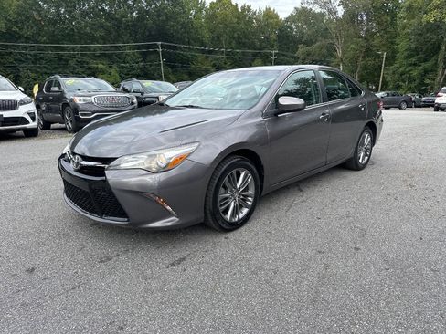 Used 2017 Toyota Camry SE image 2