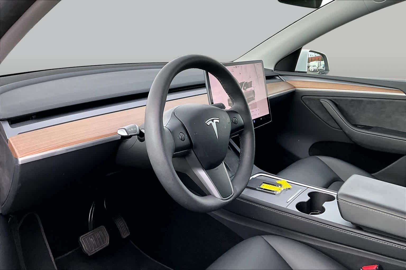 Used 2024 Tesla Model Y Long Range AWD/4WD image 17