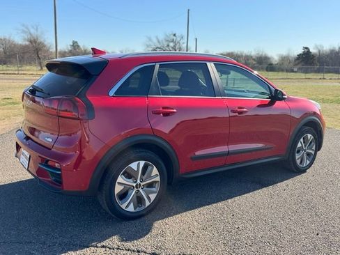 Used 2022 Kia Niro EX w/ Cold Weather Package FWD image 6