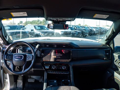 Used 2024 GMC Sierra 2500 AT4 image 14