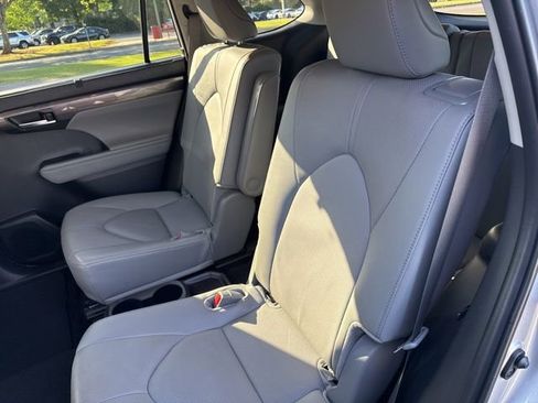 Used 2025 Toyota Highlander Limited AWD/4WD image 23
