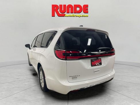 New 2026 Chrysler Pacifica Select image 3