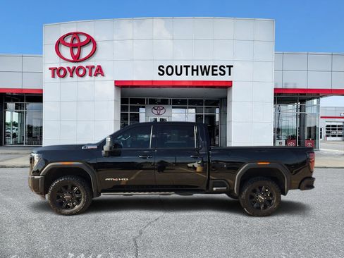 Used 2024 GMC Sierra 2500 AT4 w/ Technology Package AWD/4WD image 3