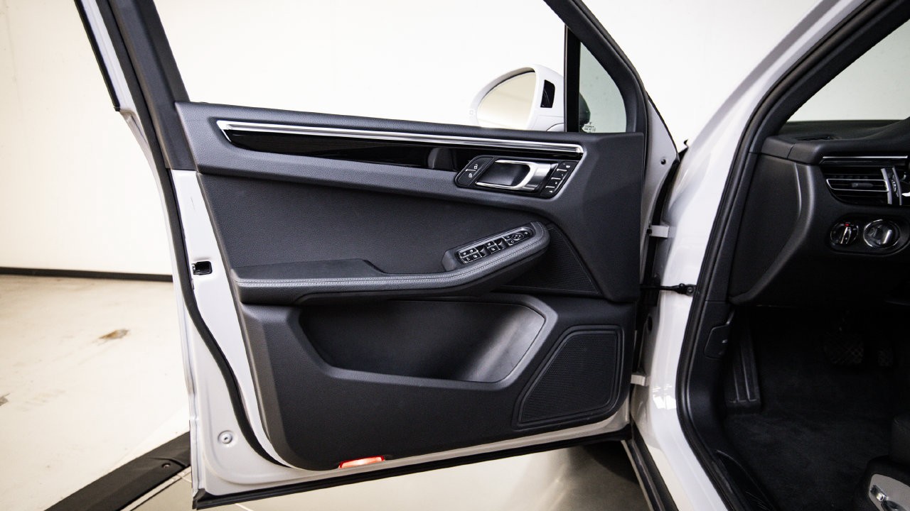 Certified 2023 Porsche Macan AWD/4WD image 23
