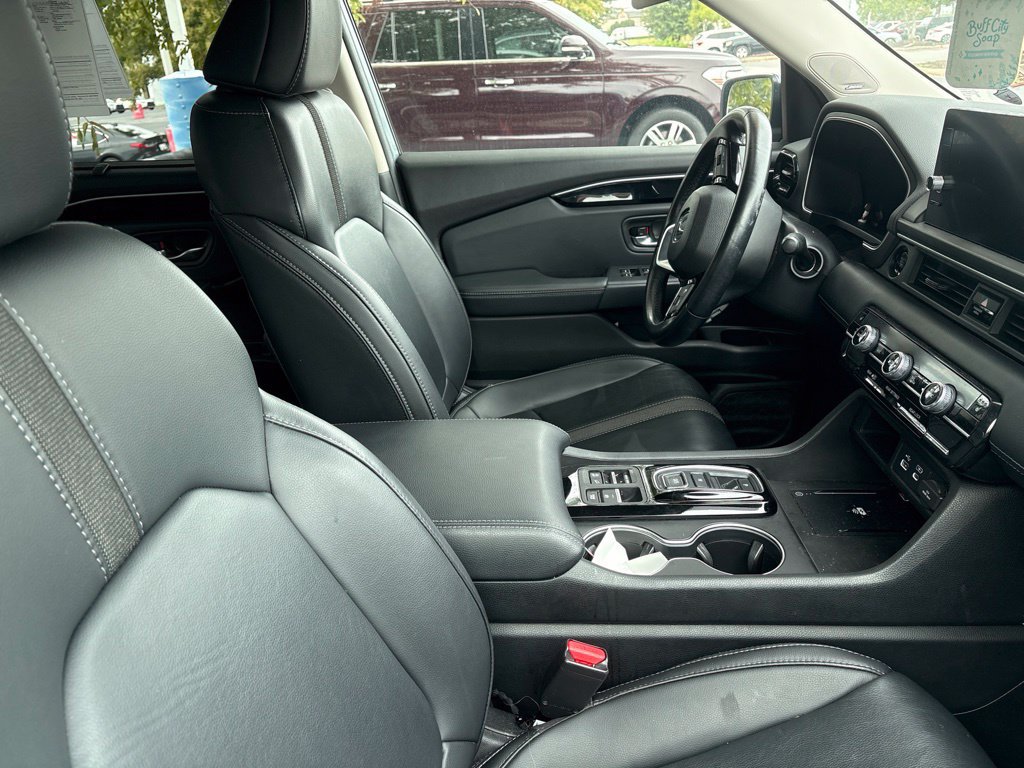 Used 2025 Honda Pilot Touring image 3