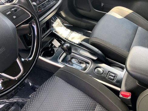 Used 2018 Mitsubishi Outlander SE FWD image 22