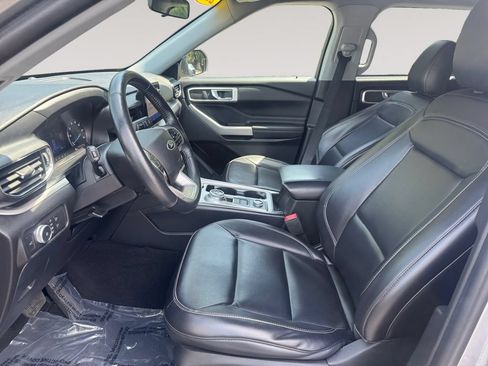 Used 2021 Ford Explorer XLT w/ Equipment Group 202A AWD/4WD image 9