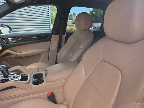 Used 2020 Porsche Cayenne image 5