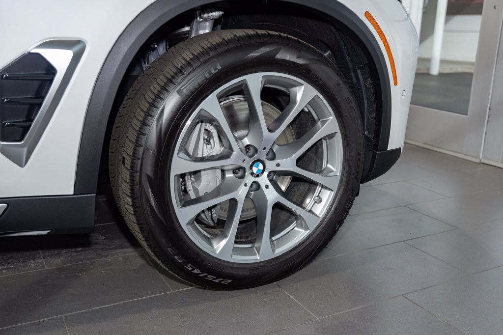 Used 2026 BMW X5 xDrive50e w/ Premium Package AWD/4WD image 4