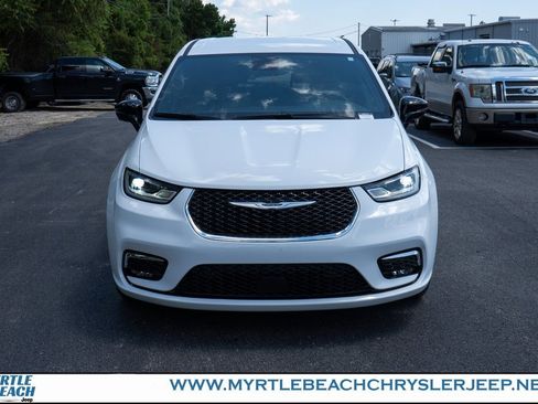 New 2025 Chrysler Pacifica Select w/ Uconnect Theater Family Group image 9