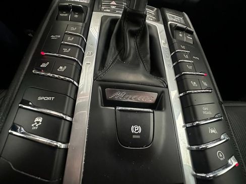 Used 2018 Porsche Macan AWD/4WD image 22
