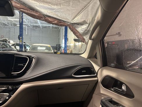 Used 2023 Chrysler Pacifica Touring-L image 37