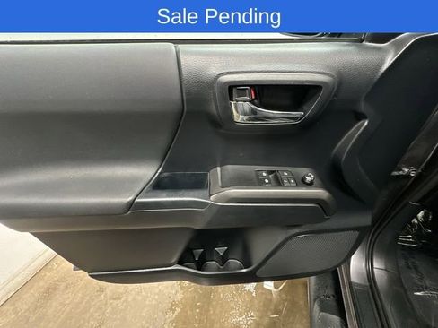 Used 2018 Toyota Tacoma TRD Off-Road image 18