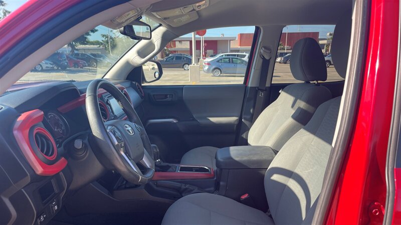 Used 2017 Toyota Tacoma SR5 RWD image 19