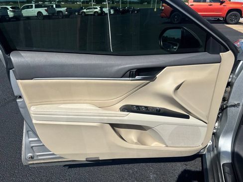 Used 2018 Toyota Camry XLE FWD image 6