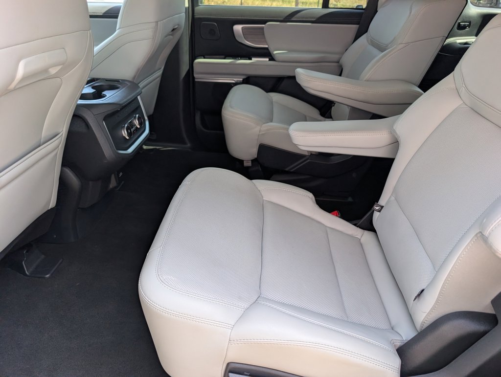Used 2025 Ford Expedition Platinum w/ Driver's Package AWD/4WD image 21