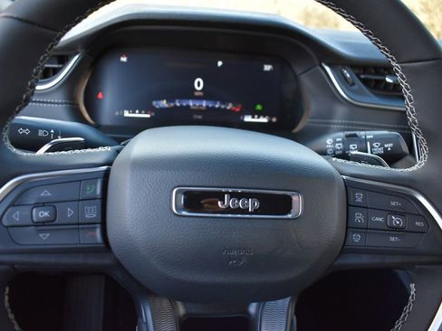 New 2025 Jeep Grand Cherokee Laredo w/ Luxury Tech Group I image 15