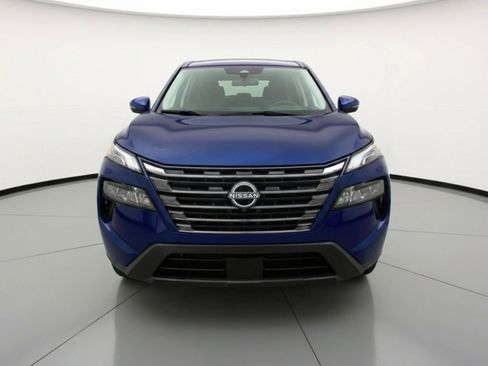 Used 2025 Nissan Rogue SV image 2