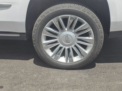 Used 2019 Cadillac Escalade Platinum AWD/4WD image 4
