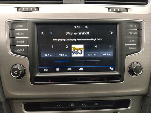 Used 2017 Volkswagen Golf S image 25